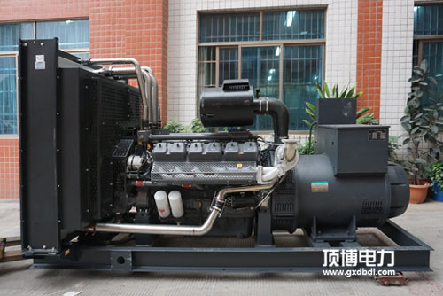 800KW無動柴油發電機組選配科浦發電機深?？刂破骷夹g參數