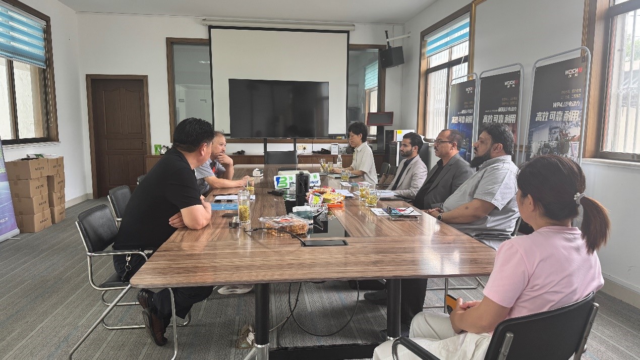 頂博公司又迎來一批外國友人蒞臨實地考察柴油發(fā)電機組